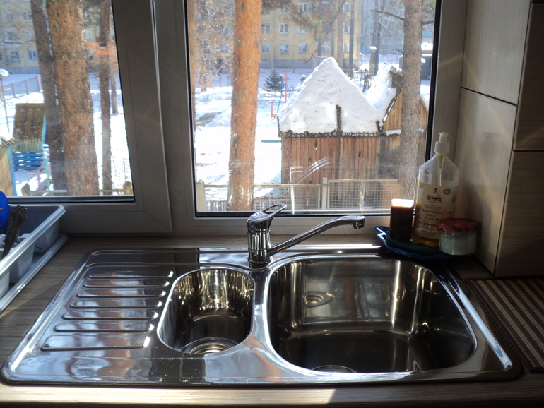 Мойка у окна? Миллион раз