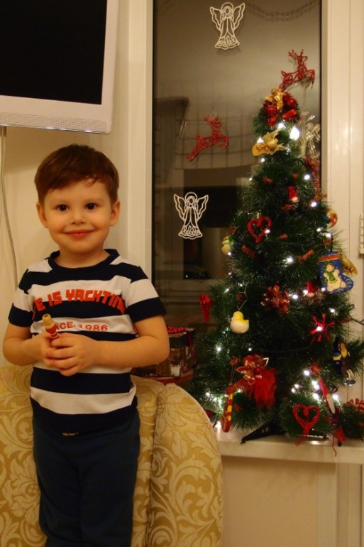 Наряжали елку...наверно она самая ранняя в этой стране)