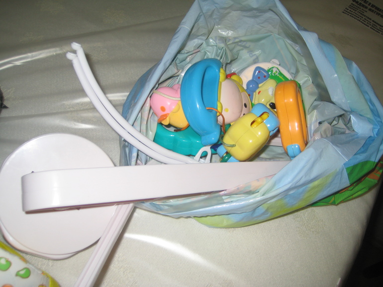 Отдаю санки б/у, мобиль, обувь на мальчика