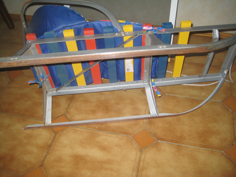 Отдаю санки б/у, мобиль, обувь на мальчика