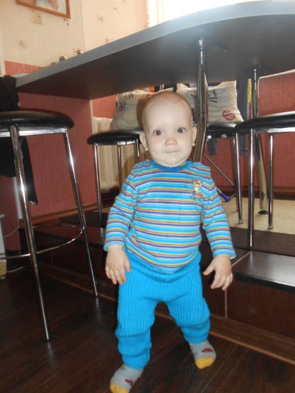 Первые шаги...ровно в 11 мес....
