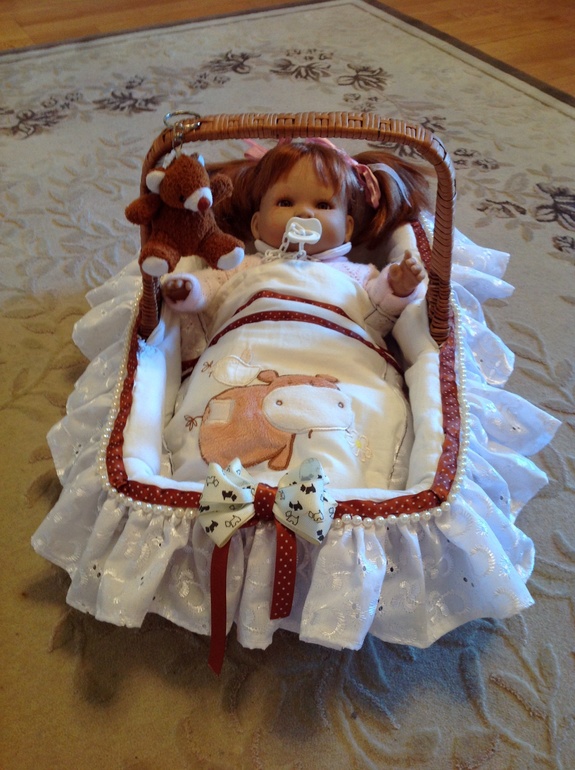 Плетеная переноска для кукол