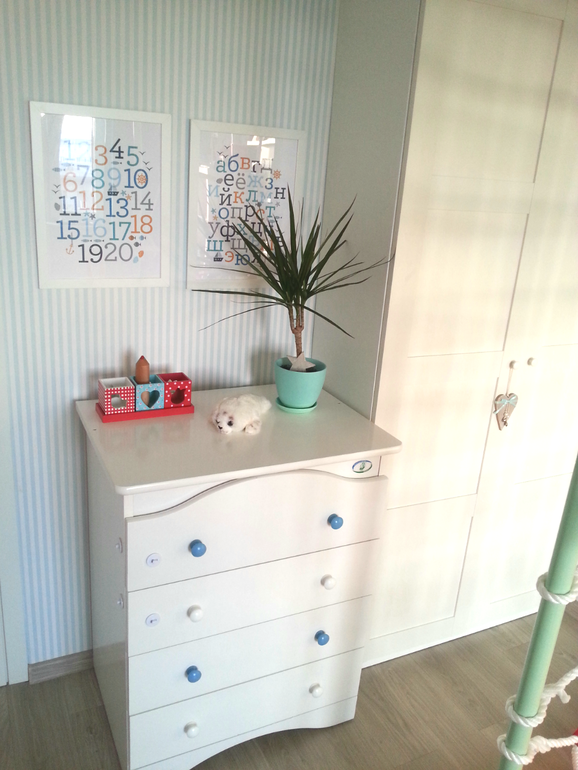 насверлили дырок в стенах)