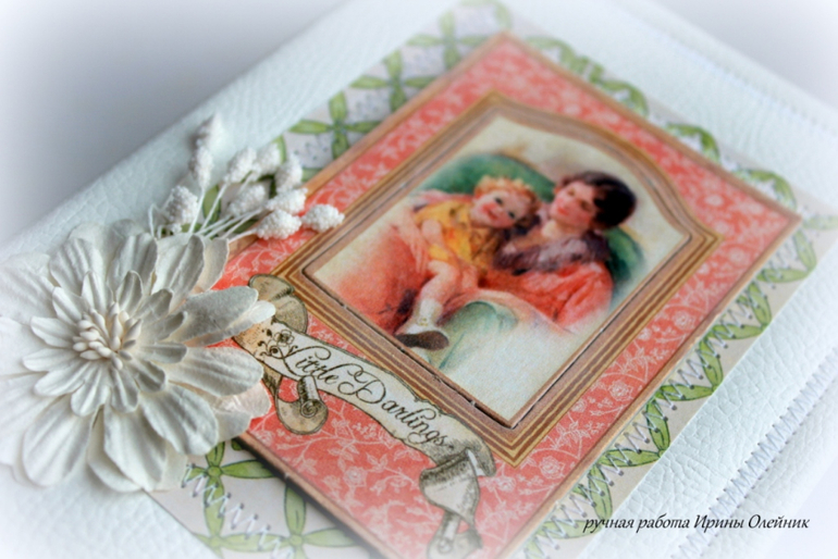 Папка для документов и блокнотик для маминых записей..