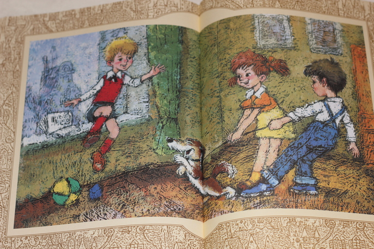 Малыш и карлсон, который живет на крыше.