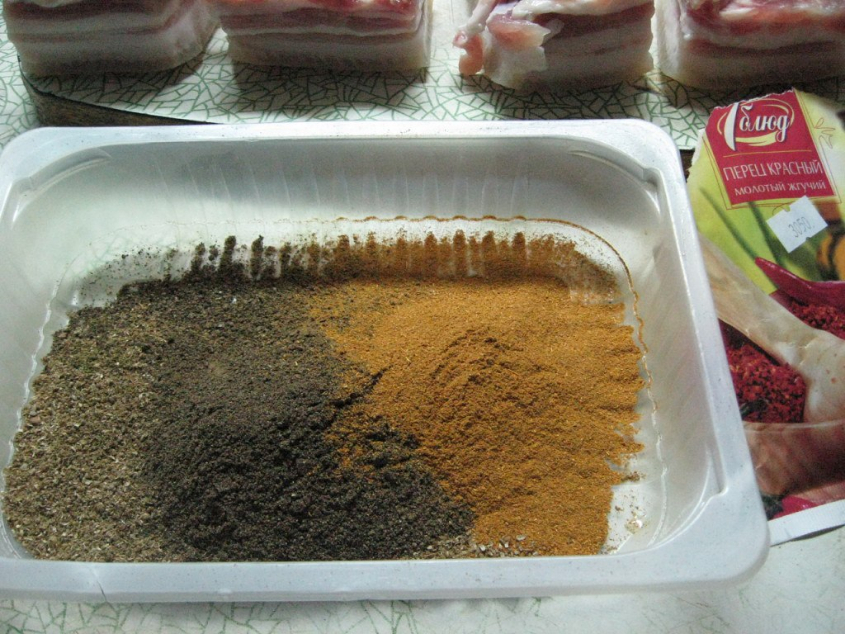 Берём много специй, молотые чёрный и красный перец, кориандр и лавровый лист