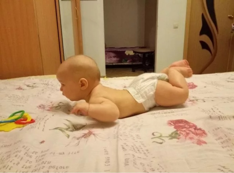 Ребенку 4 месяца сильно. Младенец выгибается на животе. Ребенок лежит на животе.