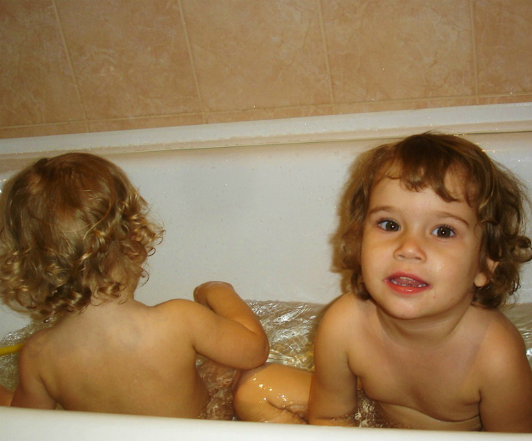 Алене 3.3 и Вике 1.8