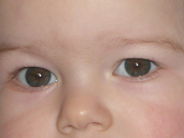 Почему глаза стали голубые. Глаза новорожденного. Цвет глаз младенца. Младенец с карими глазами. Цвет глаз у новорожденных.