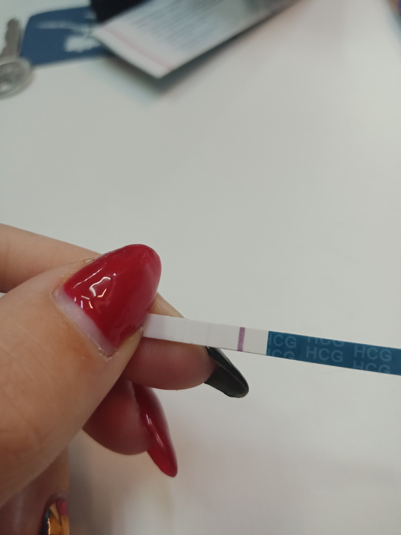 На тесте на беременность красно. Тест на беременность с красными ногтями. Тест на беременностьс крсцми ногтями. Тест на беременность с красными ногтями положительный. Тест две полоски с красными ногтями.