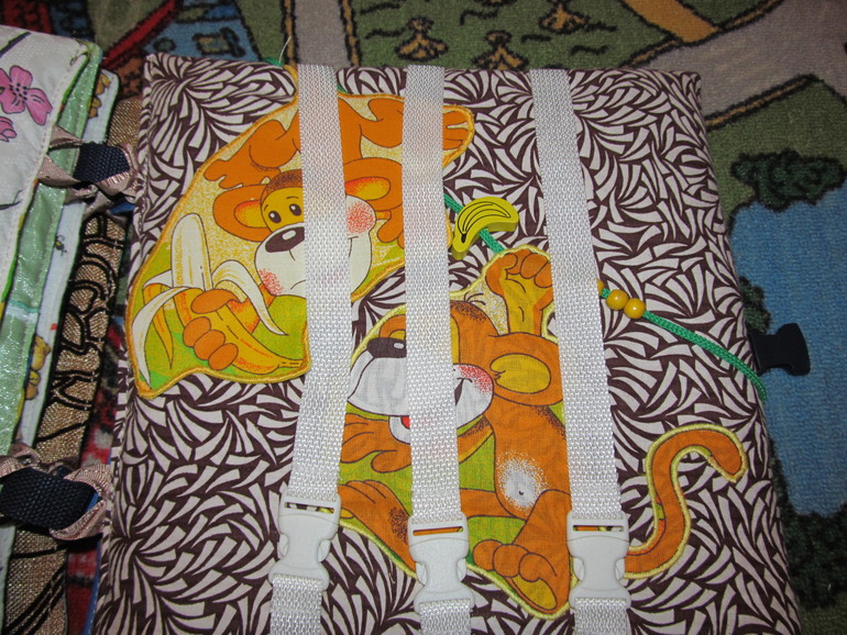 3 развивающие книжки.