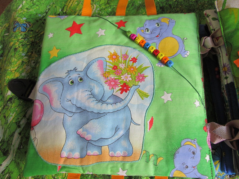 3 развивающие книжки.