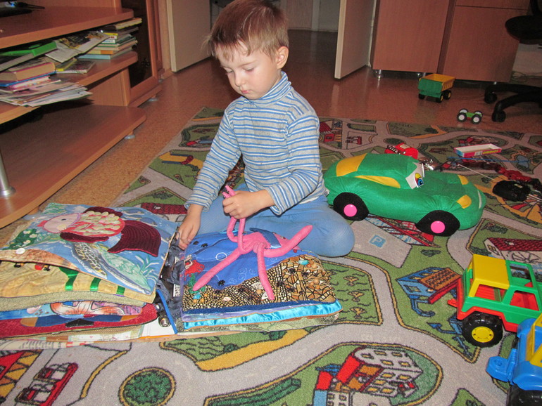 3 развивающие книжки.