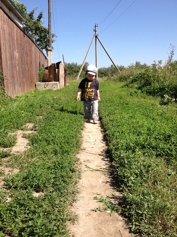 В деревне, 1 год и 7 месяцев