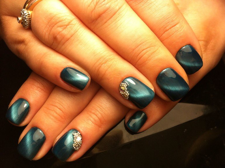 Маникюр с эффектом кошачьего глаза. Педикюр серый кошачий глаз. Гель лак кошачий глаз 2021. Видео с кошачьим глазом. Маникюр кошачий глаз 5d.