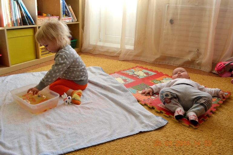 Один день из жизни .Детки-погодки.