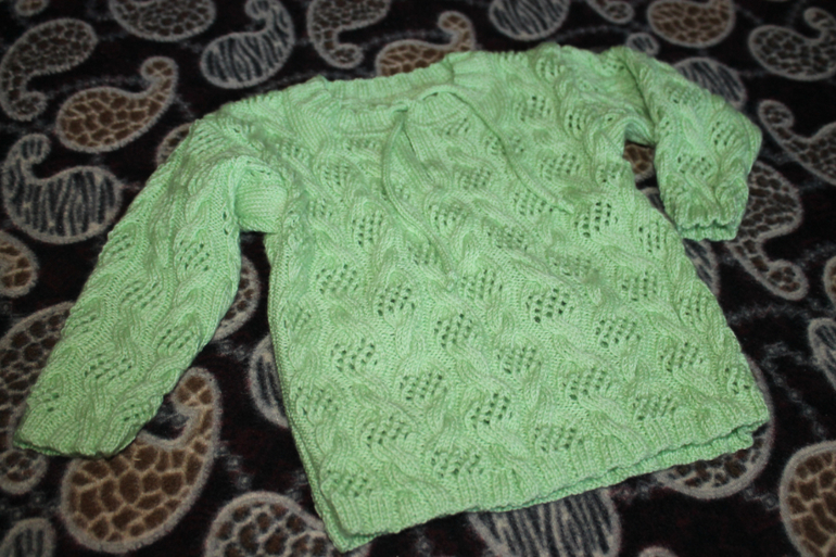 Пуловер цвета киви