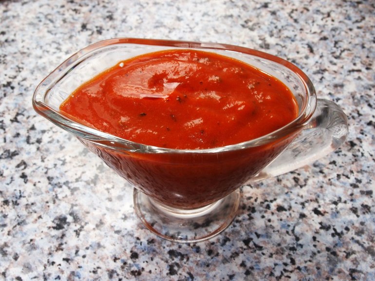 Томатная подлива без сметаны. Соус универсальный. Универсальный томатный соус. Соус томатный с орегано. Соус с сушеным базиликом.