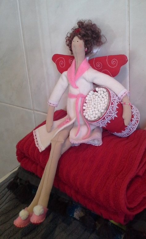 Хранительница ватных палочек.