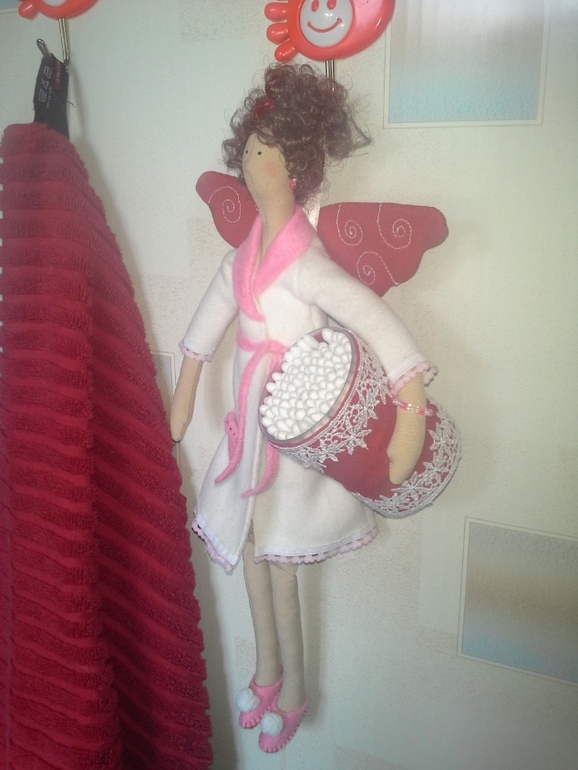 Хранительница ватных палочек.