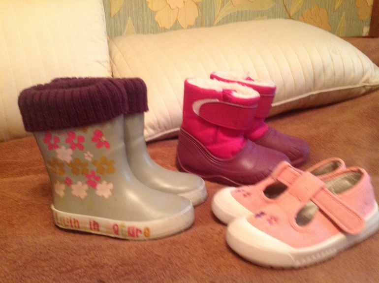 Отдам обувь для девочки р.22-23