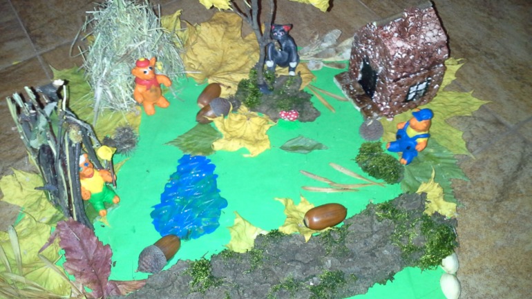 Поделки для дет садаПапа делал вместе с Марусей, фантазия разошлась)))))) а я только волка слепила и шалаш из веток, остальное Миша сделал сам, клеевой писталет, теперь любимая игрушка.