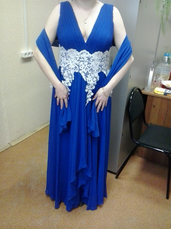 Пристрою два красивых платья размер 54, реальный около 50