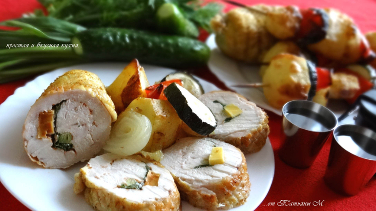 Рулет из куриной грудки с сыром и луком и овощи на шпажках