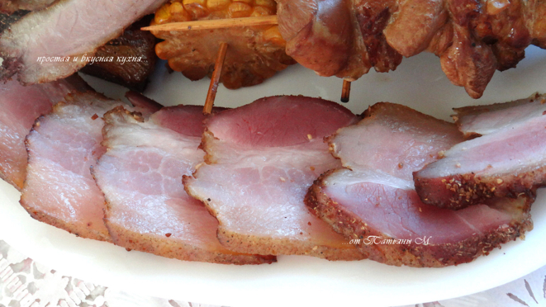 Копчености - свиная грудинка и куриные шпажки с кукурузой - все на пикник!