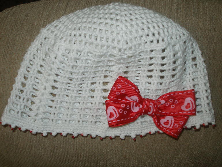 Шапочка для девочки и два бантика для нее