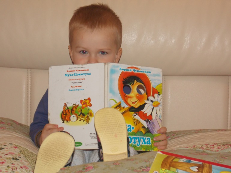 Читает книжки