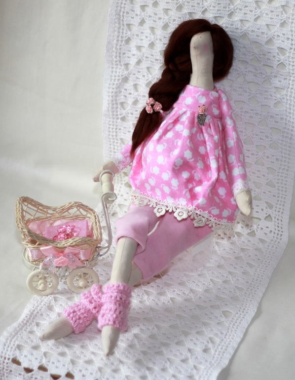 Беременная тильда в розовом