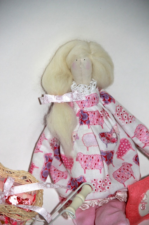 Блондинка с пузиком