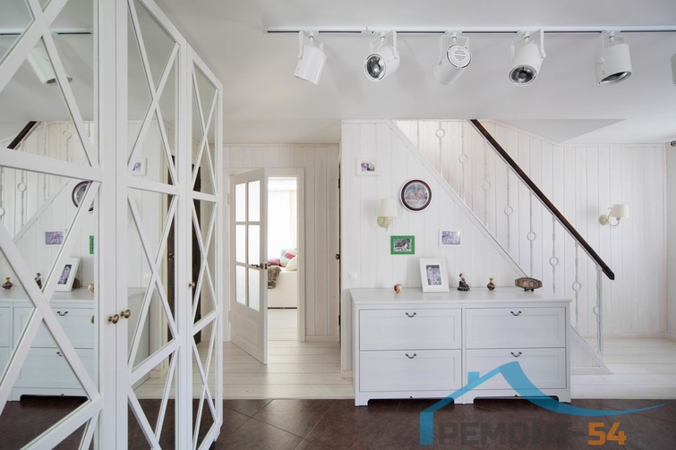 белые стены)