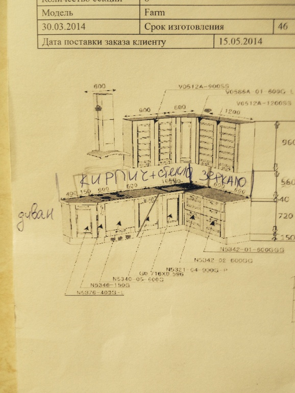 Кирпич, стекло на фартуке