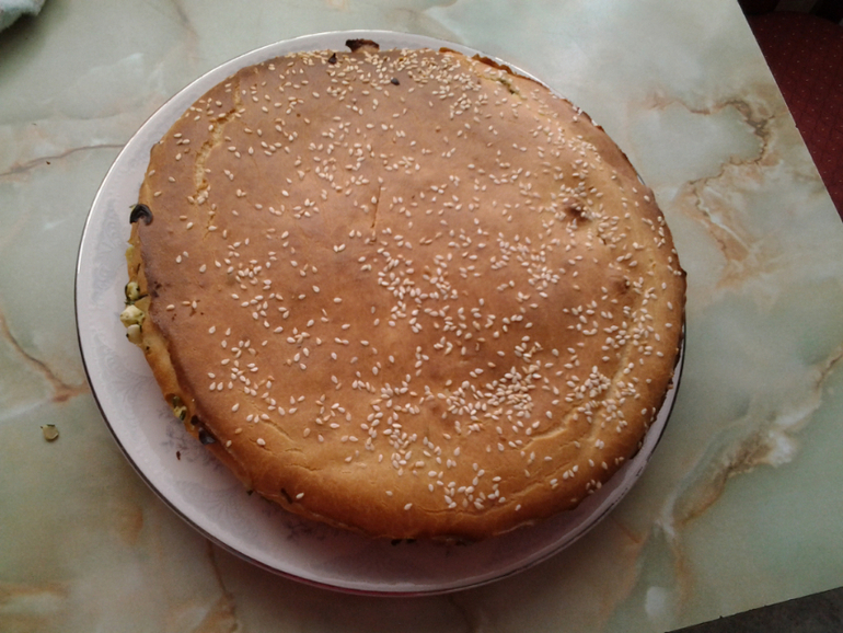 Заливной пирог с луком и яйцом