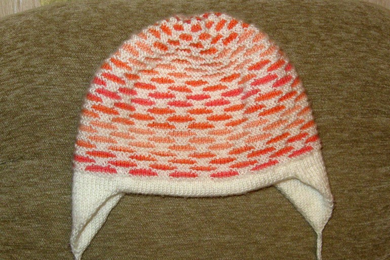 Навязалось шапочек за год. Шапка №2