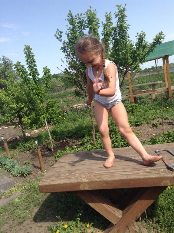 Вика в деревне-ей нравится.