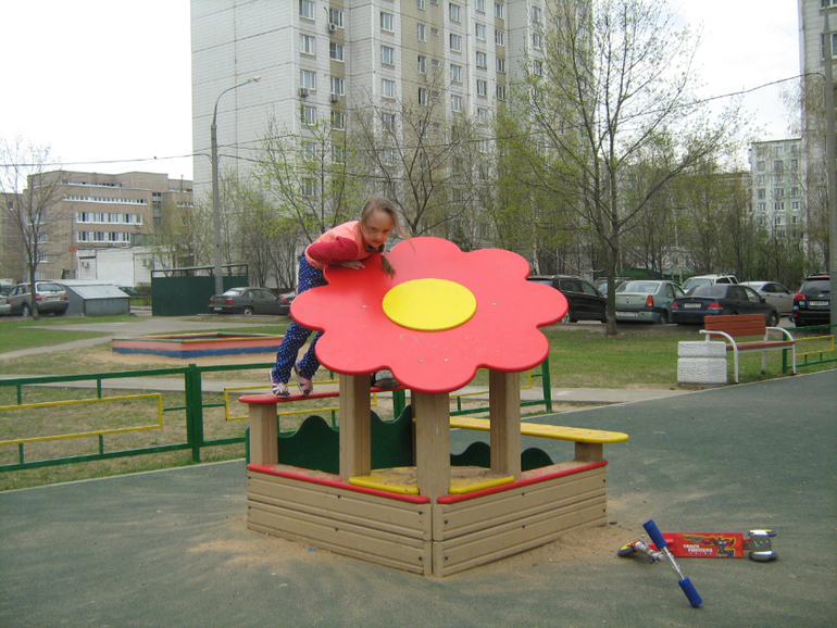 Вика на детской площадке