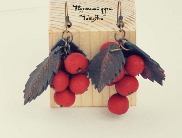 Новые работы. Рябиновый комплект. Кулоны-бублики и еще многое другое.