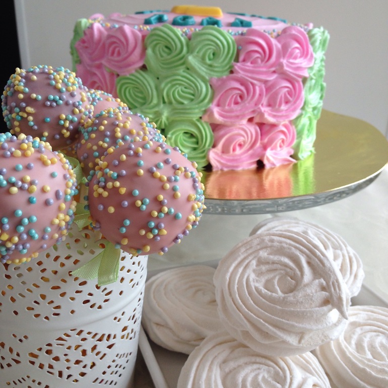 Украшение зефир. Украшение торта из зефира. Торт с цветами из зефира. Торт с декором из зефирных цветов. Украшение торта цветами из зефира.