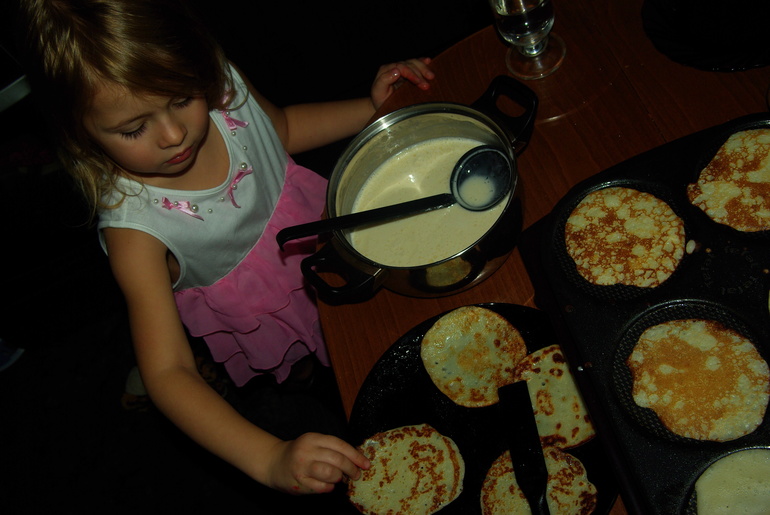 Печем кефирные блины)