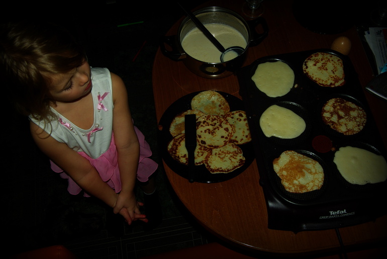 Печем кефирные блины)