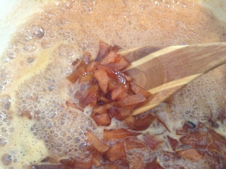 А я тут варенье из летних яблочек варила)))