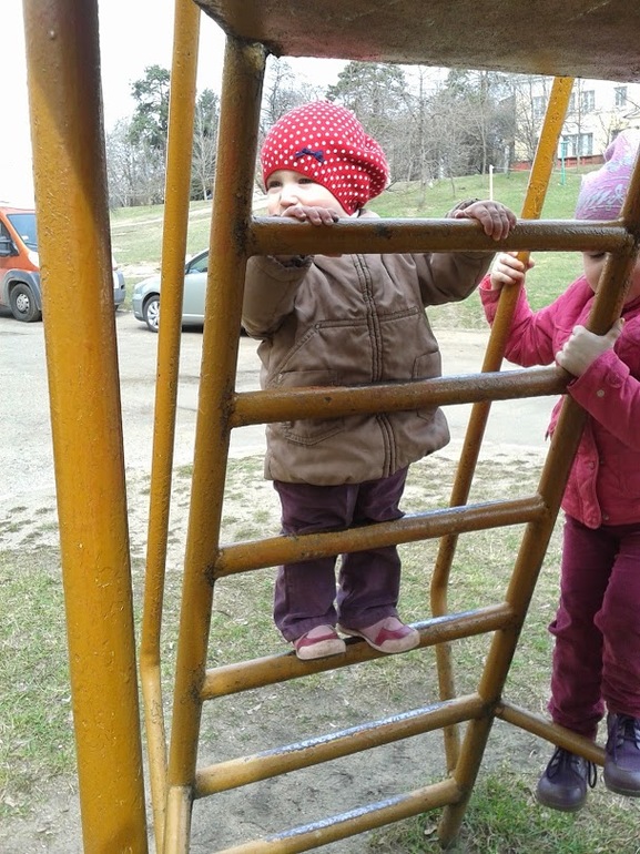 Дашка залезка на паутнку на верх!!
