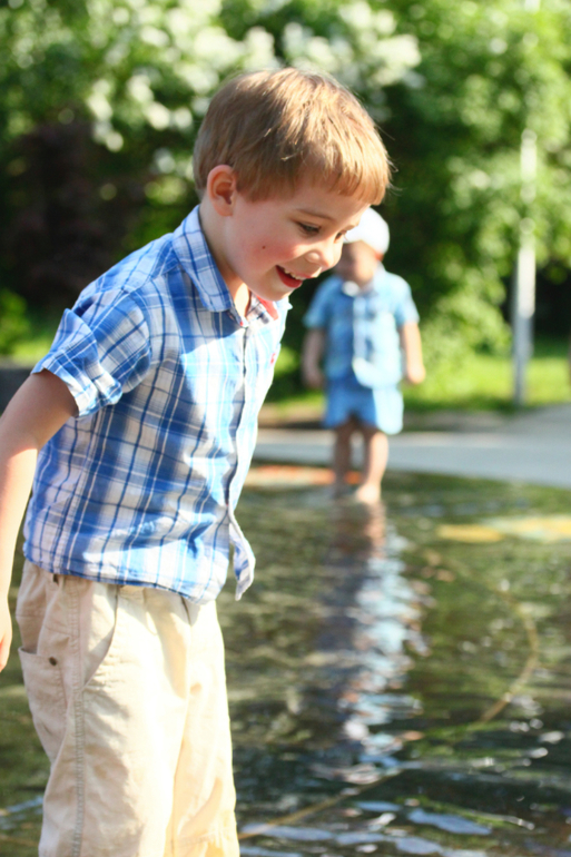 Погуляли в парке, дети вымокли до нитки)