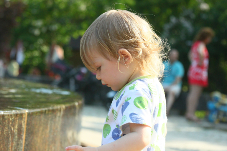 Погуляли в парке, дети вымокли до нитки)