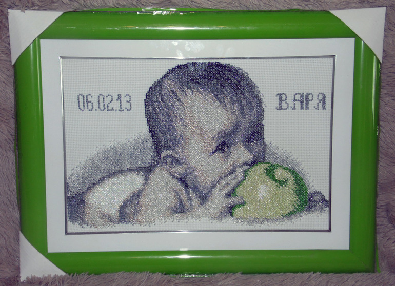 Малыш с яблоком