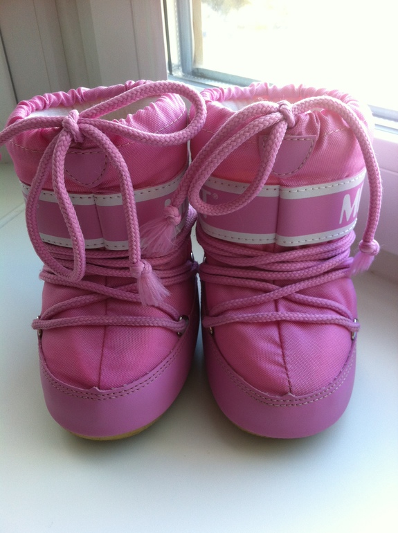 Продаю луноходы moon boot размер 19-22, по стельке 12см. 2500руб.