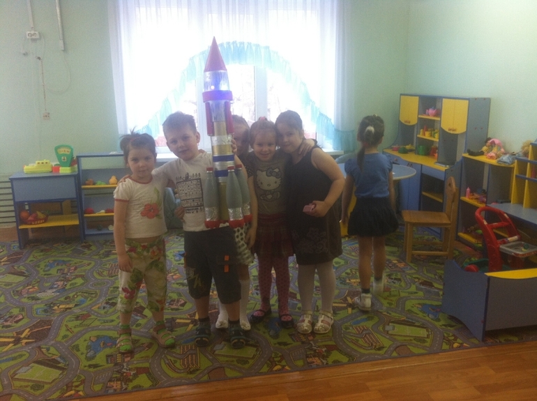 Отнесли мы нашу ракету ко Дню Космонавтики в сад.